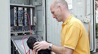 Kabel Deutschland Techniker an einem Schaltkaten / Kabelverteiler